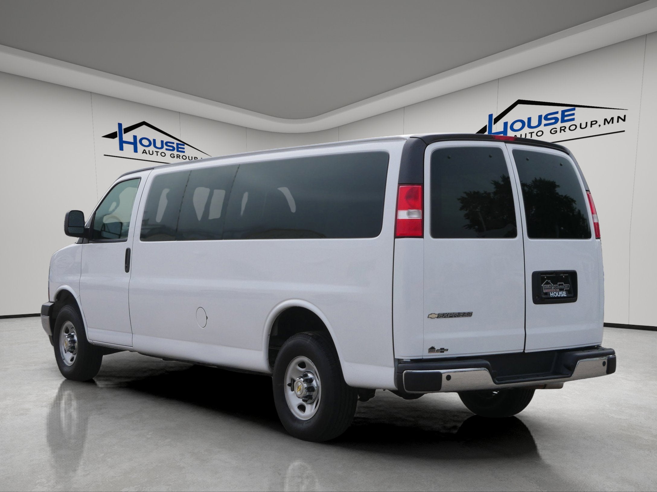2024 Chevrolet Express Passenger 3500 1LT