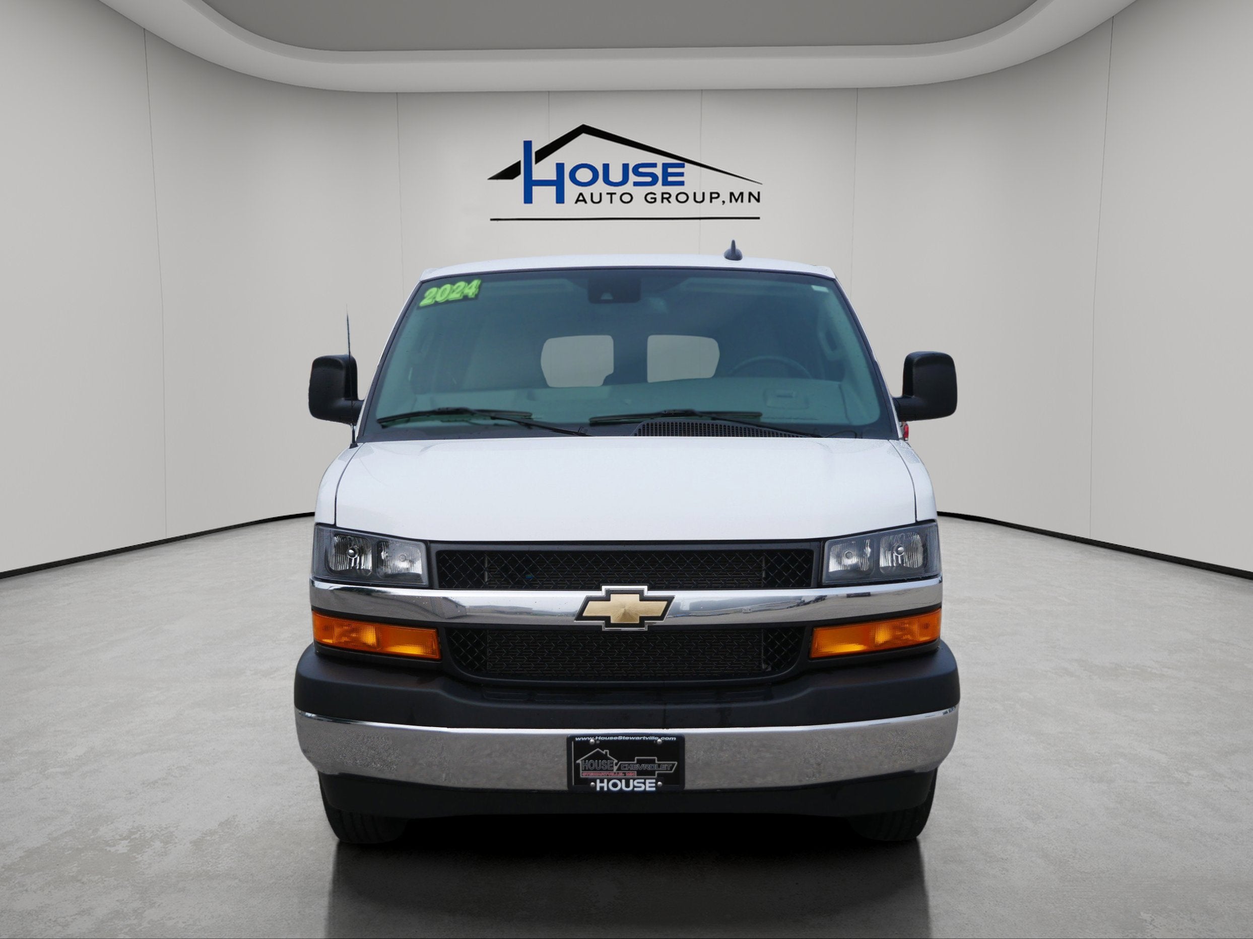 2024 Chevrolet Express Passenger 3500 1LT