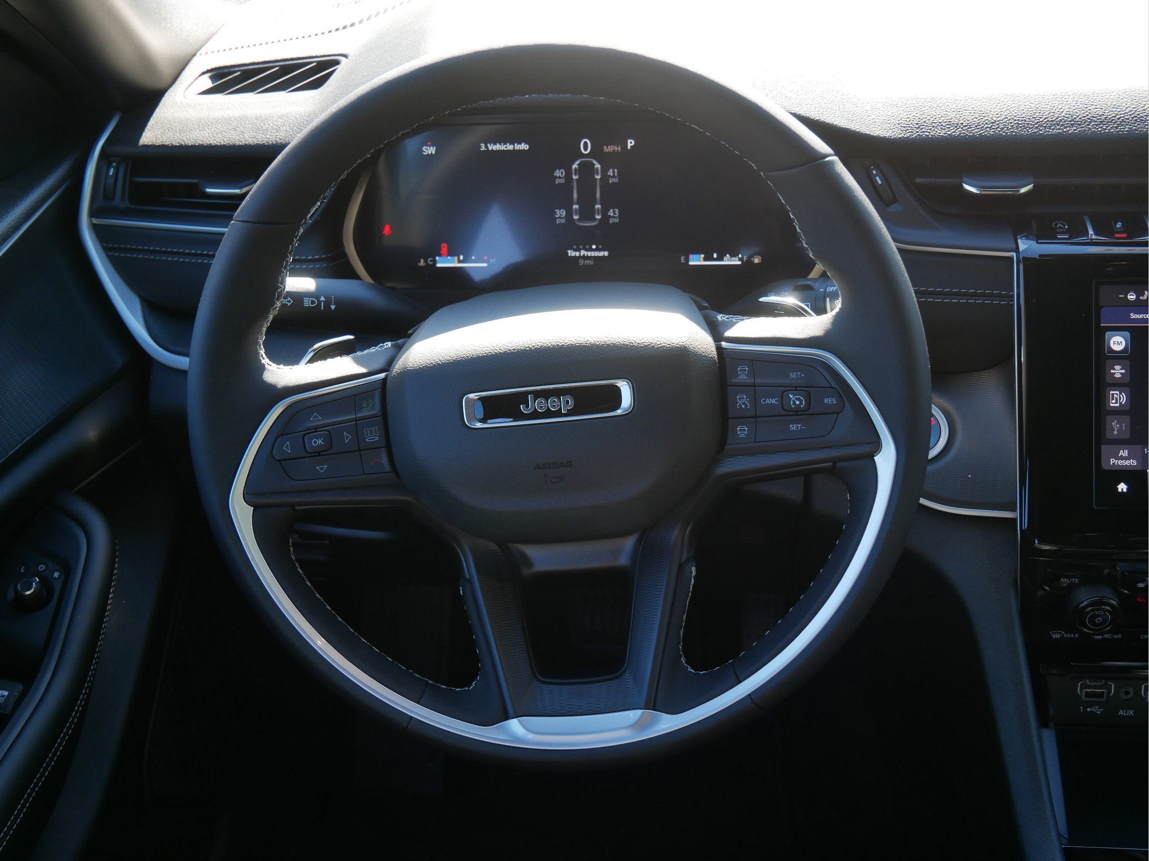 2025 Jeep Grand Cherokee GRAND CHEROKEE L LAREDO X 4X4